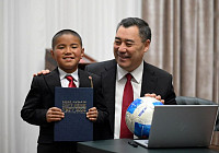 Президент вручил подарки Нурзаману, который сквозь снег добирался в школу Президент вручил подарки Нурзаману, который сквозь снег добирался в школу