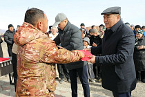 Камчыбек Ташиев вручил ключи от новых домов шести семьям в Балыкчи Камчыбек Ташиев вручил ключи от новых домов шести семьям в Балыкчи