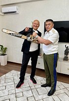 Главе ГКНБ Камчыбеку Ташиеву подарили бензопилу от коррупции