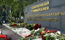 В Бишкеке открыли памятник и парк имени Чолпонбая Тулебердиева