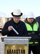 Садыр Жапаров заложил капсулу под строительство детского центра «Баластан» в Таласе