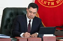 Садыр Жапаров подписал поправки в закон о награждении именным оружием