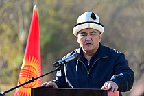 Камчыбек Ташиев открыл футбольную площадку в Узгене