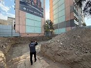 В Бишкеке в микрорайоне Тунгуч приостановлено строительство объекта. Стройкомпанию оштрафовали