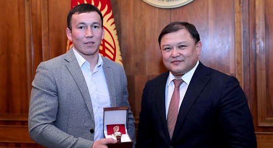 Спикер парламента КР наградил победителей чемпионата по кыргыз курошу