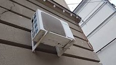 В Бишкеке мужчина упал с 7-го этажа, устанавливая кондиционер