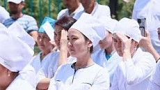 До 80 тысяч сомов будут получать медики после повышения зарплаты в КР