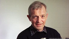 Нобелевскую премию по физике получил Фрэнсис Хальцен