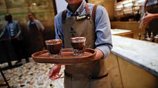 Кафе не имели права включать 15 процентов за обслуживание в счет