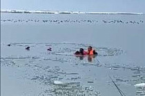 Сотрудники МЧС в Караколе спасли провалившихся под лед людей