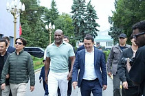 Эвандер Холифилд ответил на вопросы журналистов в Бишкеке