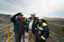 Посол США ознакомился с работой рудника «Кумтор»