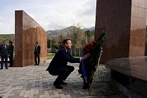 Глава МИД Великобритании возложил цветы к мемориалу «Уркун» 