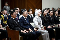 Садыр Жапаров вручил стипендии лучшим студентам страны Садыр Жапаров вручил стипендии лучшим студентам страны