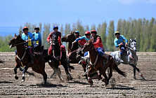 Садыр Жапаров глава правительства Того посетили конные игры на Иссык-Куле