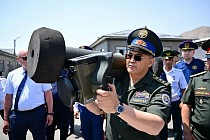 Ташиев осмотрел вооружение и сфотографировался с ракетным комплексом Javelin