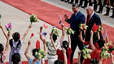 Трамп прибыл в Китай на встречу с Си Цзиньпином. Он привез с собой Маска, Кука и других глав технологических компаний